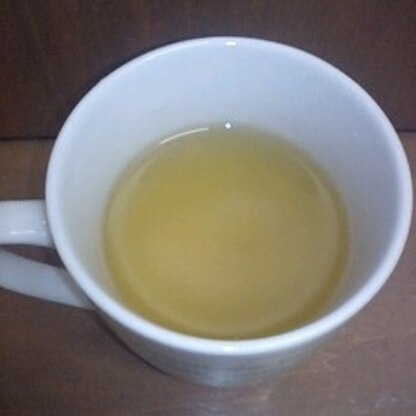 この緑茶、酸化しやすいのか淹れて数分もたたないうちに変色するの！味には変わりないと思うけど。旦那サマのエコの一句、最高♪＾＾ｂいつも楽しませてもらってアリガト☆